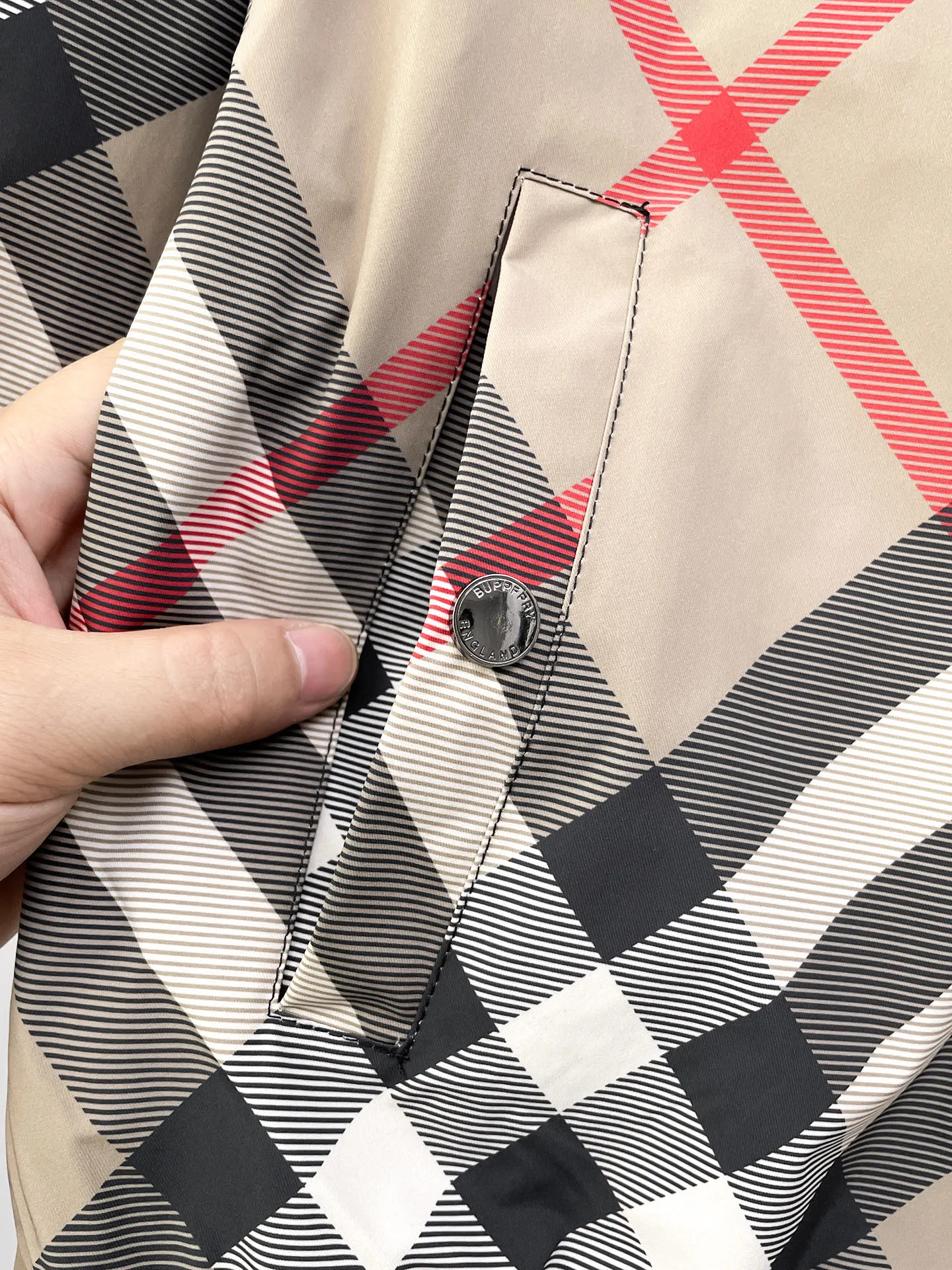 Burberry reversible, 2026 autumn New Arrival jacket, new show product‼ The product is in perfect condition, comfortable and warm, with three standard colors and full and attractive colors. The very outstanding design easily enhances the sense of fashion. The workmanship is extremely sophisticated and rigorous, and the wiring is neat and meticulous! A masterpiece from a famous designer! The upper body does not look bloated and is super handsome! In Stock Sizes：M～3XL